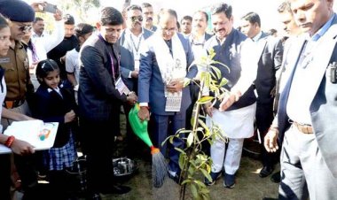 इंदौर के नमो ग्लोबल गार्डन में मुख्यमंत्री ने रूद्राक्ष का पौधा लगाया