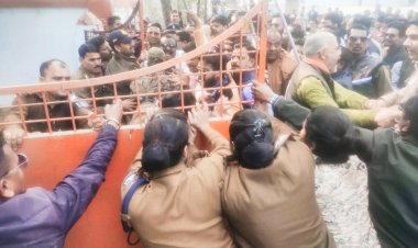 कांग्रेसियों ने फूंका केंद्रीय मंत्री कुलस्ते का पुतला, कोतवाली में एफआईआर दर्ज कराने दिया आवेदन 