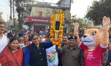 खेलो इंडिया यूथ गेम्स की मशाल का मंडला पहुँचने पर हुआ जोरदार स्वागत...