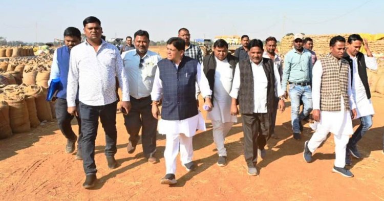 नगरीय प्रशासन मंत्री डॉ. डहरिया ने धान खरीदी केन्द्र का किया औचक निरीक्षण*