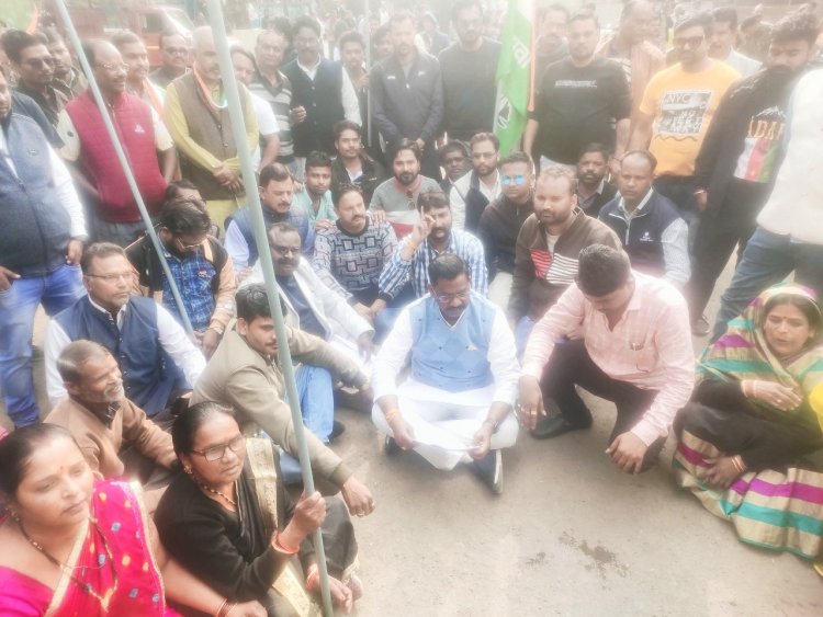कांग्रेसियों ने फूंका केंद्रीय मंत्री कुलस्ते का पुतला, कोतवाली में एफआईआर दर्ज कराने दिया आवेदन 