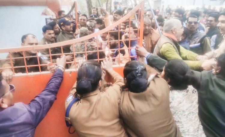 कांग्रेसियों ने फूंका केंद्रीय मंत्री कुलस्ते का पुतला, कोतवाली में एफआईआर दर्ज कराने दिया आवेदन 