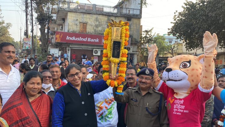 खेलो इंडिया यूथ गेम्स की मशाल का मंडला पहुँचने पर हुआ जोरदार स्वागत...