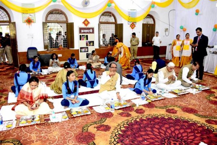 मुख्यमंत्री चौहान ने जबलपुर में बच्चों के साथ किया विशेष भोज