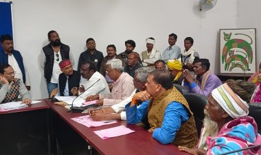 कमिश्नर से चर्चा के बाद माने आंदोलनकारी... 