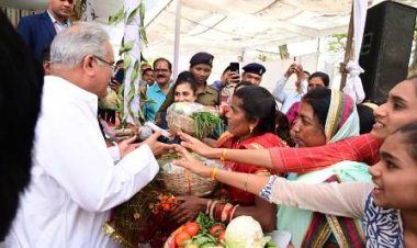 नारा निवासी अनमोल सहायता समूह से जुड़ी चमेली बांधे ने मुख्यमंत्री को गौठान की सब्जियां भेंट की