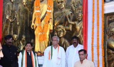 मुख्यमंत्री ने आरंग में पूर्व प्रधानमंत्री स्वर्गीय इंदिरा गांधी की आदमकद प्रतिमा का किया अनावरण