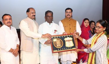 उत्कृष्ट कार्य करने वाले ग्रामीणों को दिया जा रहा'ग्राम रत्न' सम्मान