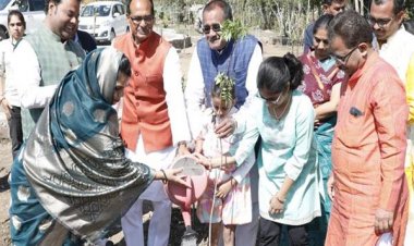 मुख्यमंत्री श्री चौहान ने किया पौध-रोपण
