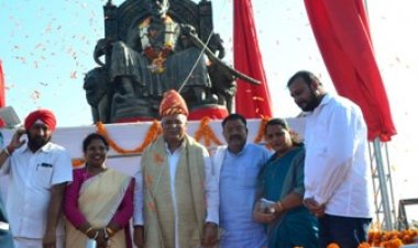मुख्यमंत्री ने छत्रपति शिवाजी की मूर्ति का किया अनावरण
