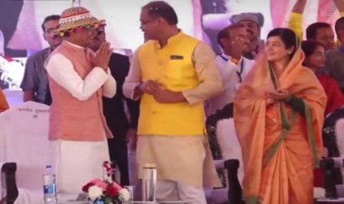 सीधी में शिवराज ने 10 हजार से अधिक हितग्राहियों को बांटे मुख्यमंत्री आवासीय भू-अधिकार पत्र