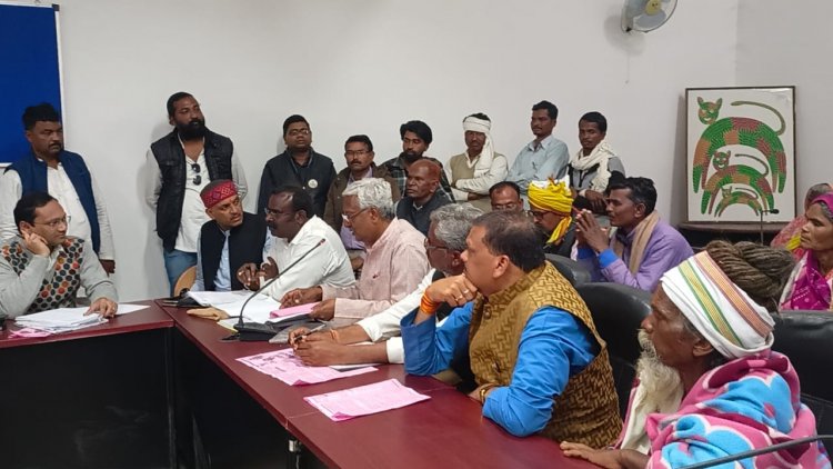 कमिश्नर से चर्चा के बाद माने आंदोलनकारी...
