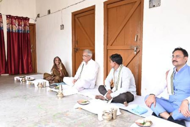 समोदा में मोतीराम चक्रधारी के घर CM भूपेश ने स्वादिष्ट छत्तीसगढी भोजन का लिया आनंद