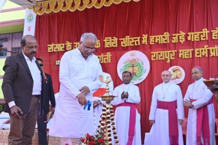 मुख्यमंत्री भूपेश बघेल रायपुर के अम्लीडीह स्थित कैथोलिक चर्च पहुंचे
