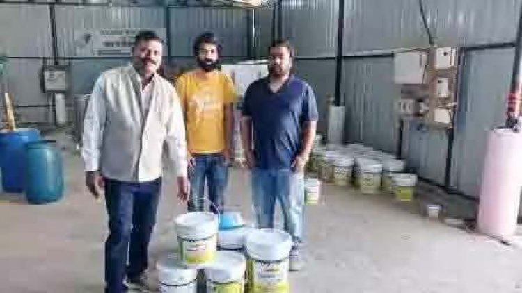 घुटरापारा गोठान में लगभग 500 लीटर प्राकृतिक पेंट का उत्पादन