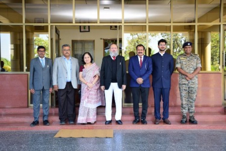 छत्तीसगढ़ हाईकोर्ट के चीफ जस्टिस ने बस्तर की समृद्ध शिल्पकलाओं का अवलोकन कर मुक्तकंठ से सराहा
