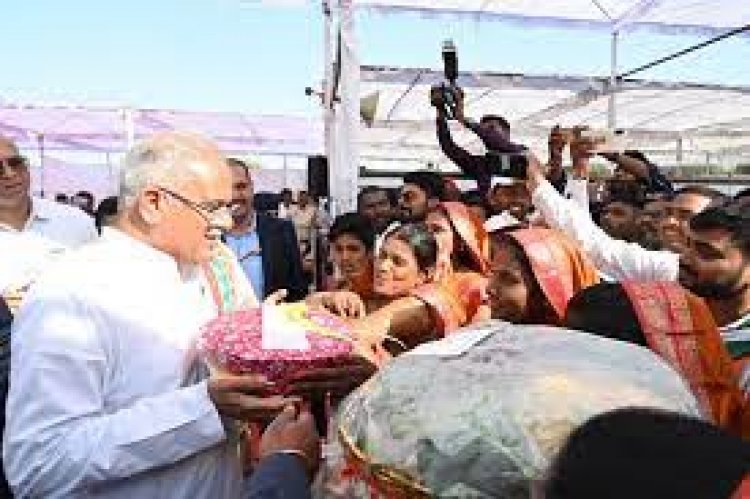 CM भूपेश ने तामासिवनी में हितग्राहियों को सामग्री का किया वितरण