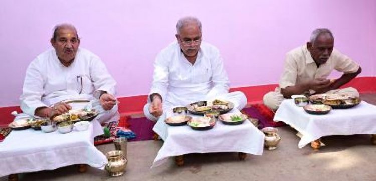 CM भूपेश ने खोरपा में जयराम साहू के घर स्वादिष्ट छत्तीसगढी भोजन का लिया आनंद