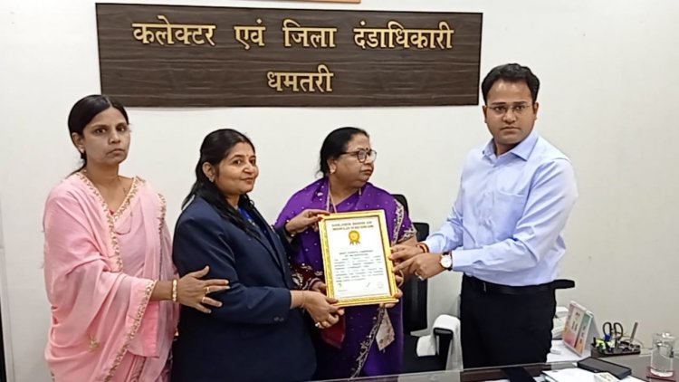 मंच संचालन के लिए नगर की श्रीमती कौशिक का नाम गोल्डन बुक ऑफ वर्ल्ड रिकॉर्ड्स में दर्ज