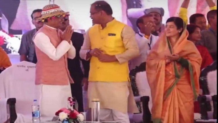 सीधी में शिवराज ने 10 हजार से अधिक हितग्राहियों को बांटे मुख्यमंत्री आवासीय भू-अधिकार पत्र