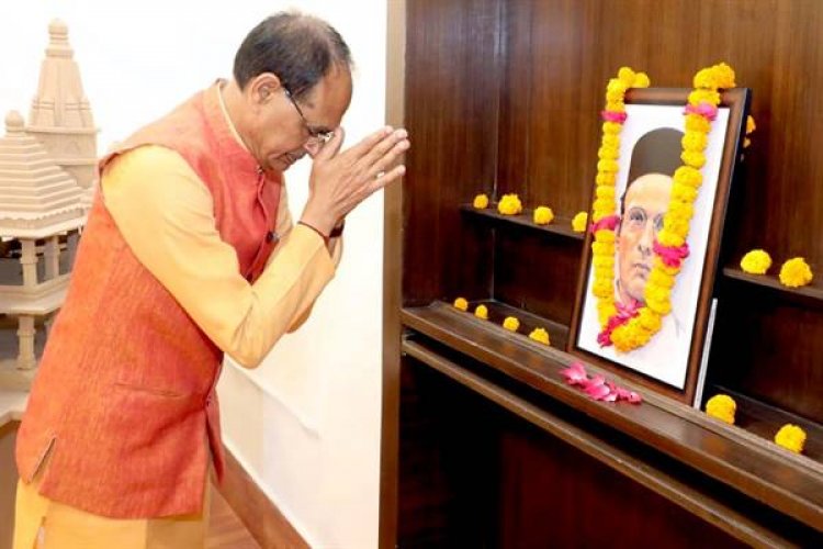 मुख्यमंत्री चौहान ने वीर सावरकर की पुण्य-तिथि पर नमन किया