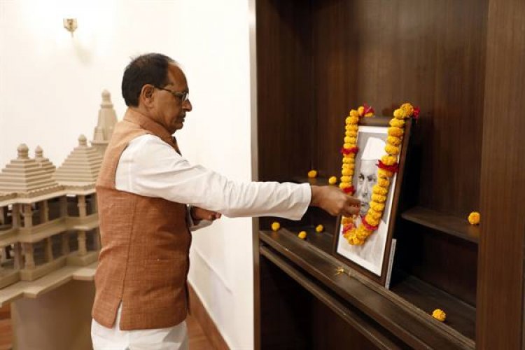 मुख्यमंत्री चौहान ने डॉ. राजेन्द्र प्रसाद की पुण्य-तिथि पर नमन किया