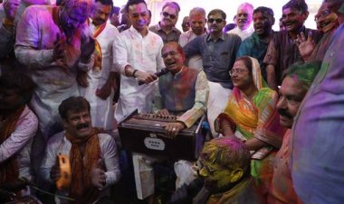 मुख्यमंत्री निवास में बिखरे होली के रंग