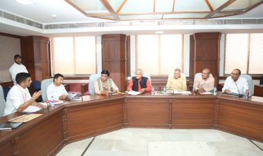 जिन जिलों में विमानतल/हवाई पट्टी बनाई जा सकती हैं, वहाँ प्राथमिकता देकर क्रियान्वयन करें : राज्य मंत्री परमार