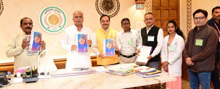 मुख्यमंत्री भूपेश बघेल ने विशेष संरक्षित जनजातियों पर आधारित पुस्तिका ’जात्रा’ का किया विमोचन