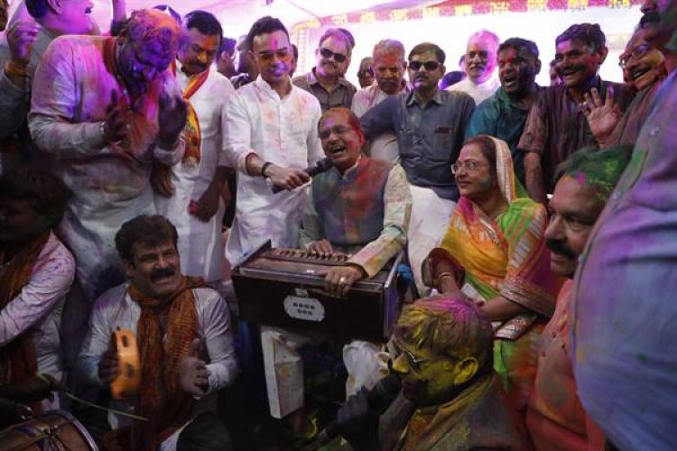 मुख्यमंत्री निवास में बिखरे होली के रंग
