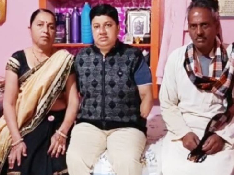 दोनों हाथ न होने के बावजूद आँगनवाड़ियों के दो सेक्टर का काम संभाल रही है बेटी संतोष : मुख्यमंत्री