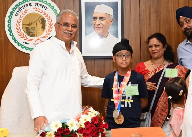 मुख्यमंत्री से वर्ल्ड वाइड बुक ऑफ रिकॉर्ड्स होल्डर मास्टर जसराज ने की सौजन्य मुलाकात