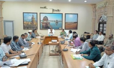 अल्पसंख्यक मामलात मंत्री ने ली विभिन्न योजनाओं की समीक्षा बैठक