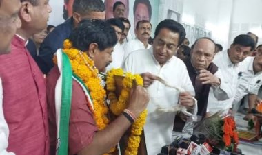 कांग्रेस में शामिल हुए पूर्व मुख्यमंत्री कैलाश जोशी के बेटे दीपक जोशी