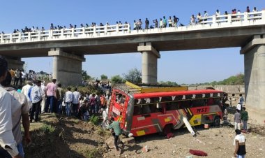 खरगोन में बड़ा हादसा: 50 फीट ऊंचे पुल से गिरी बस, 15 लोगों की मौत
