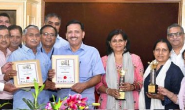 मलेशिया से लौटे अधिकारियों ने आयुक्त को दोनों अंतरराष्ट्रीय पुरस्कार सौंपकर दी शुभकामनाएं