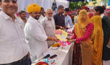 बीज निगम अध्यक्ष ने भीलवाड़ा में लाभार्थियों को सौंपे मुख्यमंत्री गारंटी कार्ड