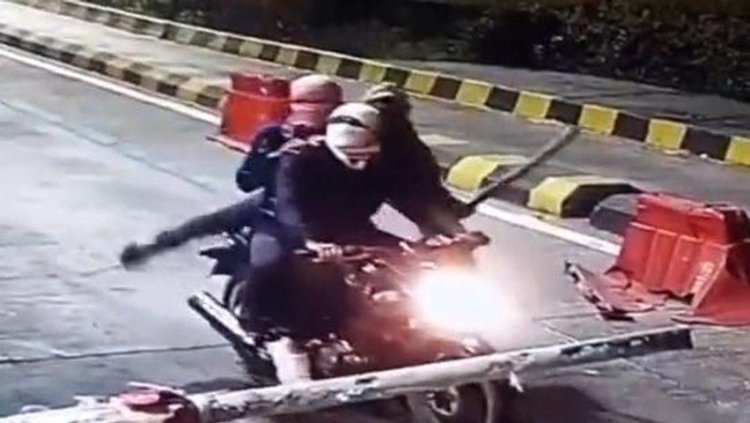 चकरावदा टोल पर नकाबपोश गुंडों का गदर, दो एम्बुलेंस सहित 5 वाहनों, टोल केबिन में तोड़फोड़