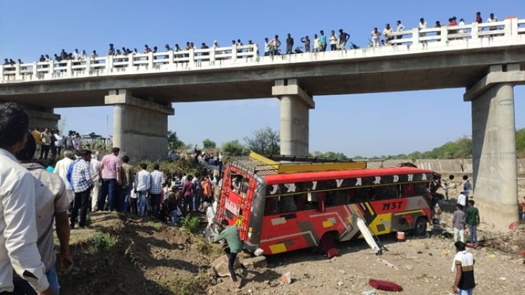 खरगोन में बड़ा हादसा: 50 फीट ऊंचे पुल से गिरी बस, 15 लोगों की मौत