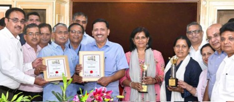 मलेशिया से लौटे अधिकारियों ने आयुक्त को दोनों अंतरराष्ट्रीय पुरस्कार सौंपकर दी शुभकामनाएं