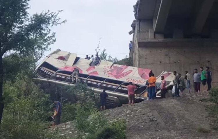 जम्मू कश्मीर में बड़ा हादसा, वैष्णो देवी दर्शन के लिए जा रही बस खाई में गिरी, 10 की मौत