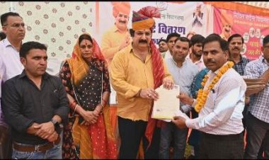 206 लोगों की मुराद हुई पूरी, खाद्य एवं नागरिक आपूर्ति मंत्री ने वार्ड नं. 44 में पटटे बांटे