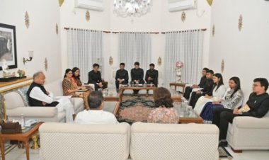 मुख्यमंत्री से भारतीय प्रशासनिक सेवा के प्रशिक्षु अधिकारियों की मुलाकात