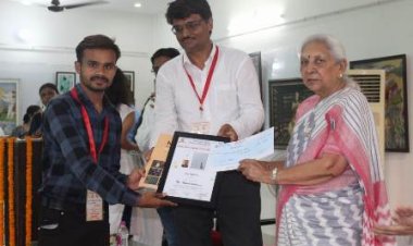 छत्तीसगढ़ के श्रवण बाधित छात्र राकेश कुमार साहू को काशी अंतर्राष्ट्रीय कला प्रदर्शनी एवं प्रतियोगिता में चित्रकला के लिए मिला स्पेशल पुरस्कार
