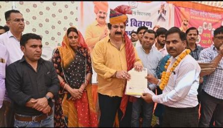 206 लोगों की मुराद हुई पूरी, खाद्य एवं नागरिक आपूर्ति मंत्री ने वार्ड नं. 44 में पटटे बांटे