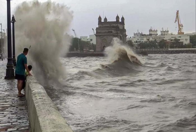 मुंबई से लेकर केरल के तट तक बिपरजॉय की दहशत, समंदर में तूफानी लहरें उठ रही हैं