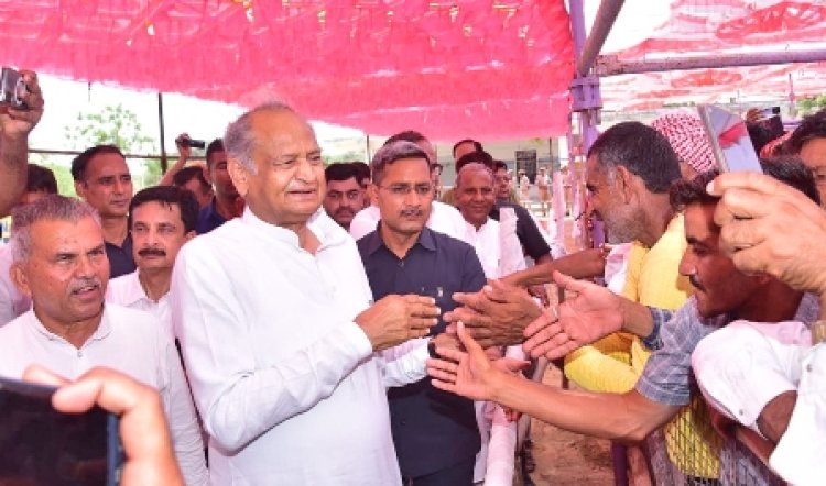 CM गहलोत का हवाई सर्वे, बाड़मेर में बिपरजॉय के प्रभावितों से मिले, बोले-नियमानुसार दिया जाएगा मुआवजा