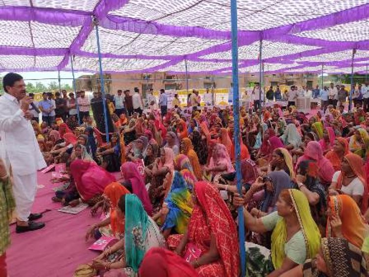 सहकारिता मंत्री व राज्य धरोहर संरक्षण प्राधिकरण बोर्ड के अध्यक्ष ने चित्तौड़गढ़ में किया महंगाई राहत कैंप का निरीक्षण