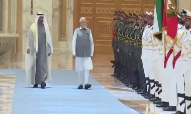 यूएई में मोदी को सेरेमोनियल वेलकम, राष्ट्रपति मोहम्मद बिन जायद अल नाहयान ने बांधा फ्रेंडशिप बैंड