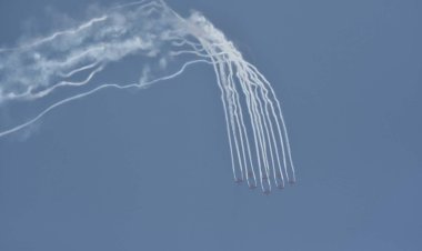 वायु सेना के लड़ाकू जेट विमानों के हैरतअंगेज करतब ने भोपालवासियों को किया रोमांचित